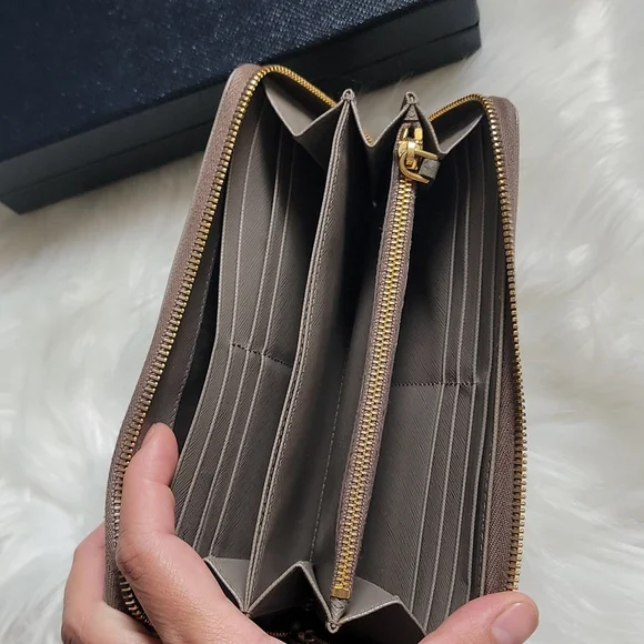 PRADA - Picture 9 of 16